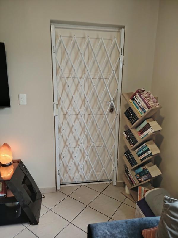 To Let 2 Bedroom Property for Rent in Buhrein Western Cape